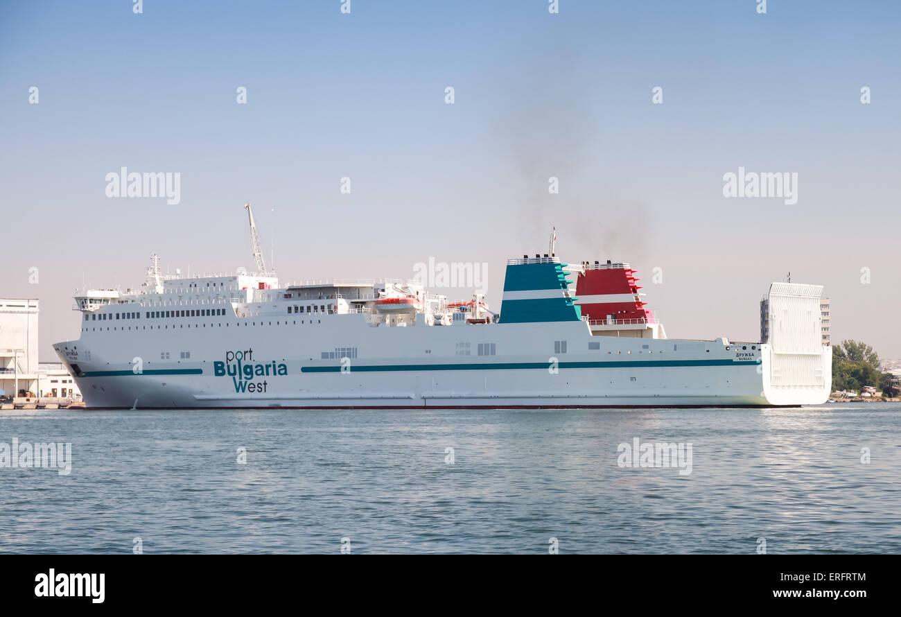 Burgas, Bulgaria - 22 Luglio 2014: bianco grande nave da carico ormeggiata nel porto di pesce di Burgas, Bulgaria Foto Stock