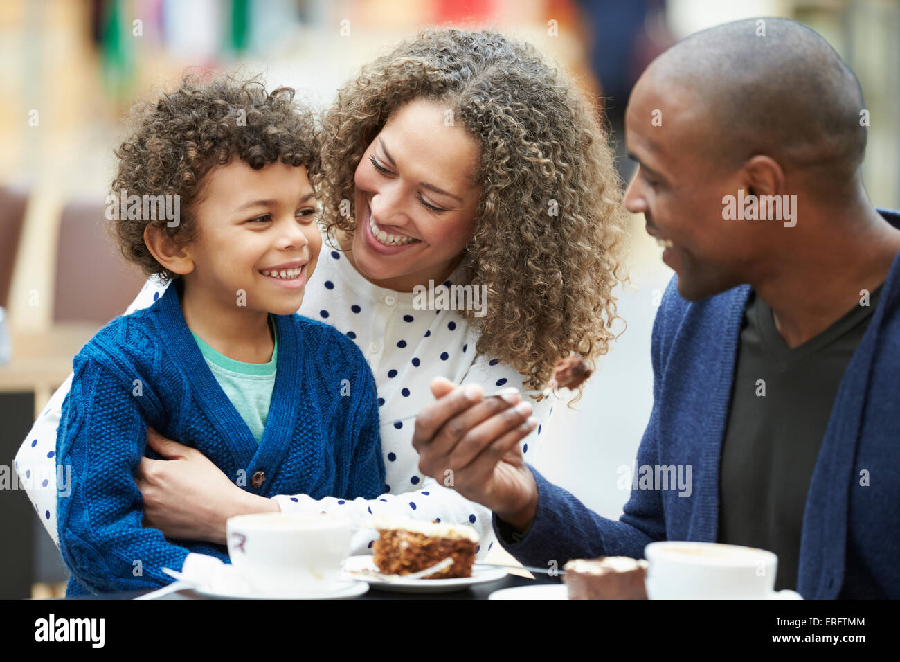 Famiglia gustando uno snack in CafÅ½ insieme Foto Stock