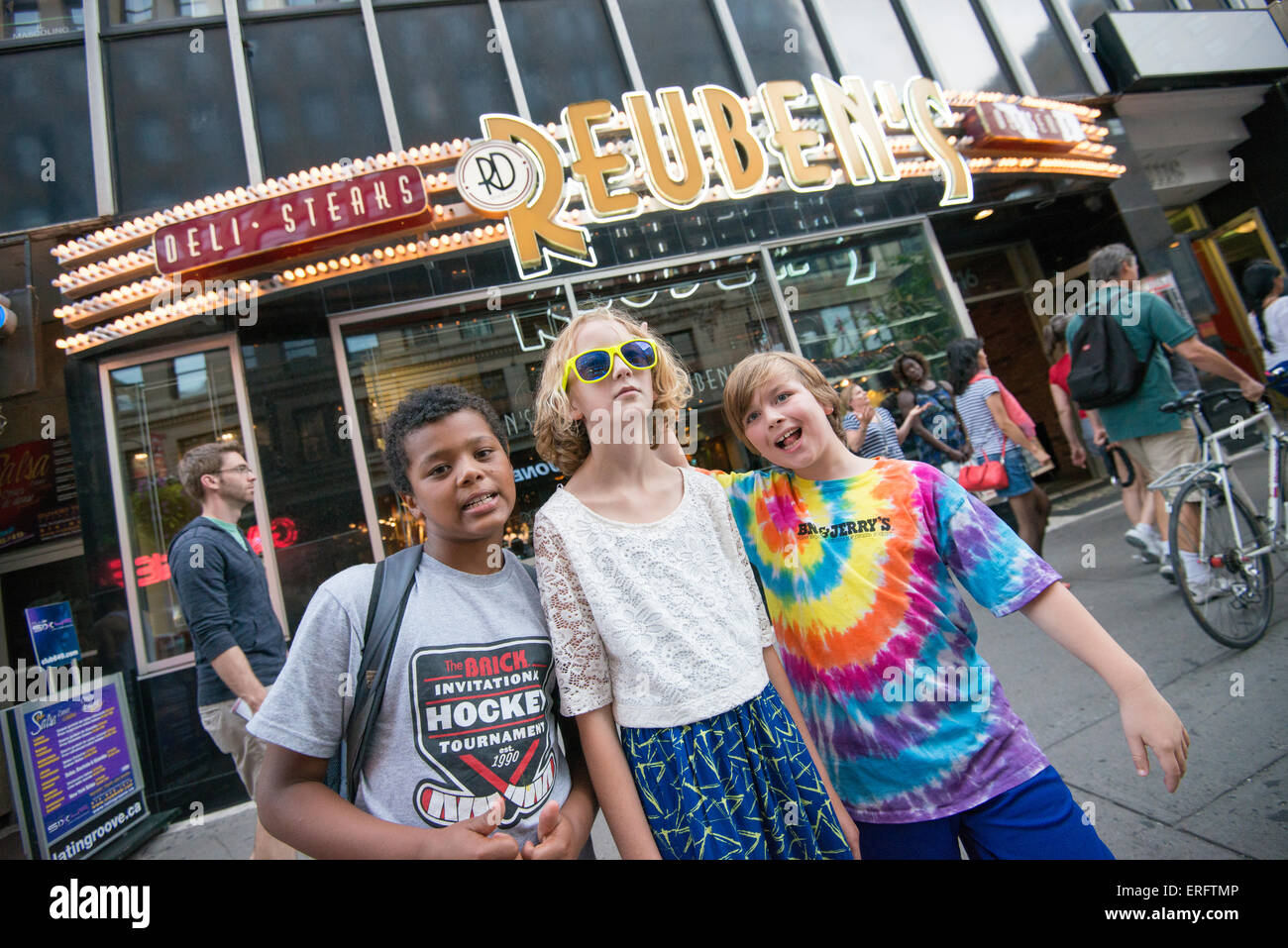 Divertimento per tutta la famiglia a Montreal, Quebec, Canada. Due ragazzi in posa con la ragazza. Foto Stock