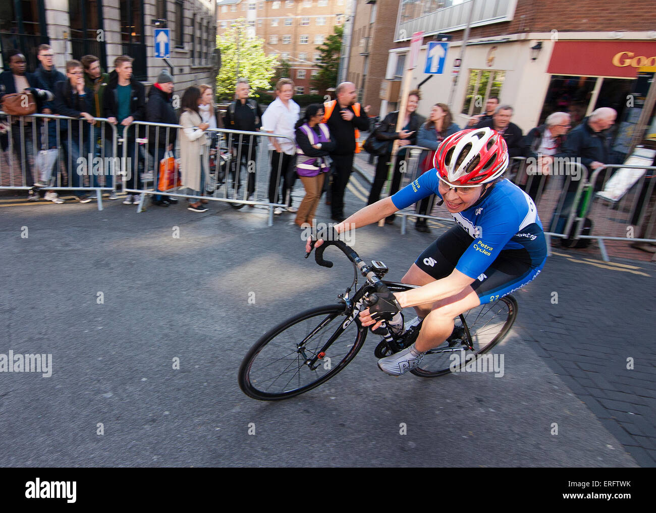 Londra, Regno Unito. 2 Giugno, 2015. donne piloti in lizza nella fase 7 del ciclismo di Pearl Izumi serie Tour a Croydon, Londra Sud 02.06.2015 Credito: theodore liasi/Alamy Live News Foto Stock