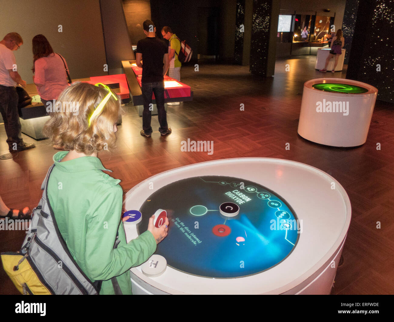 Divertimento per tutta la famiglia a Montreal, Quebec, Canada. Ragazza utilizzando mostra interattiva. Foto Stock