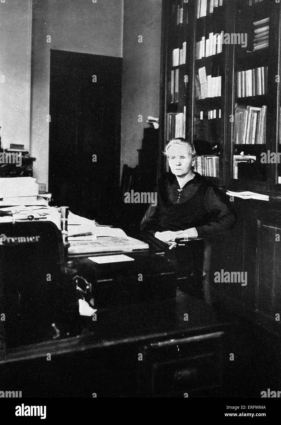 Le borse Marie Curie nel suo ufficio a Radium Institute, Parigi 1925. MC: polacco-nato fisico francese e pioniere della radioattività, 7 Foto Stock