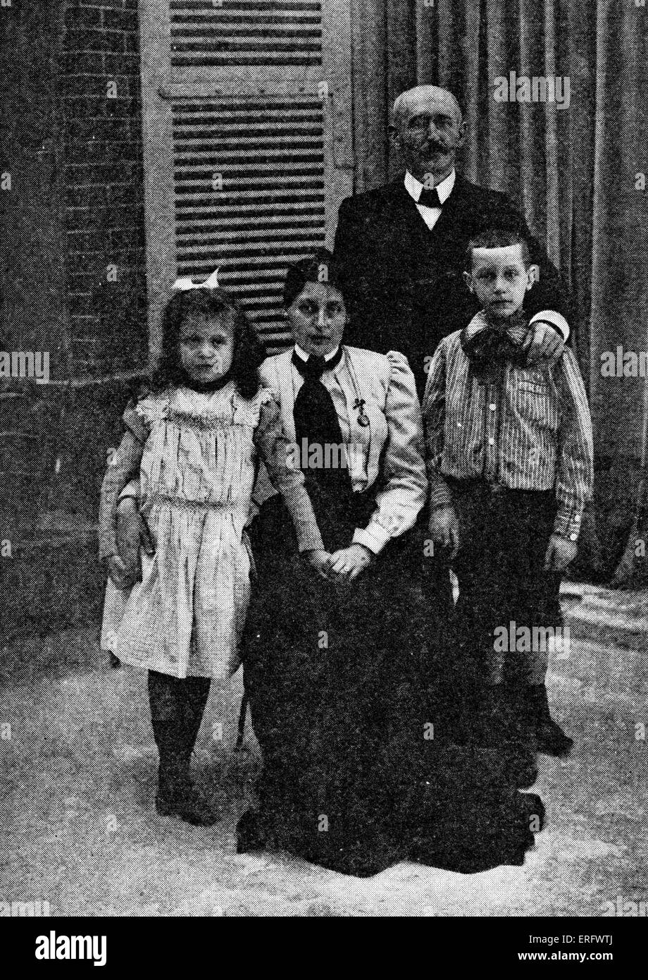 Capitano Alfred Dreyfus, con sua moglie e i bambini da foto di Gerschel, Boulevard des Capucines, Paris.incarcerati ingiustamente Foto Stock