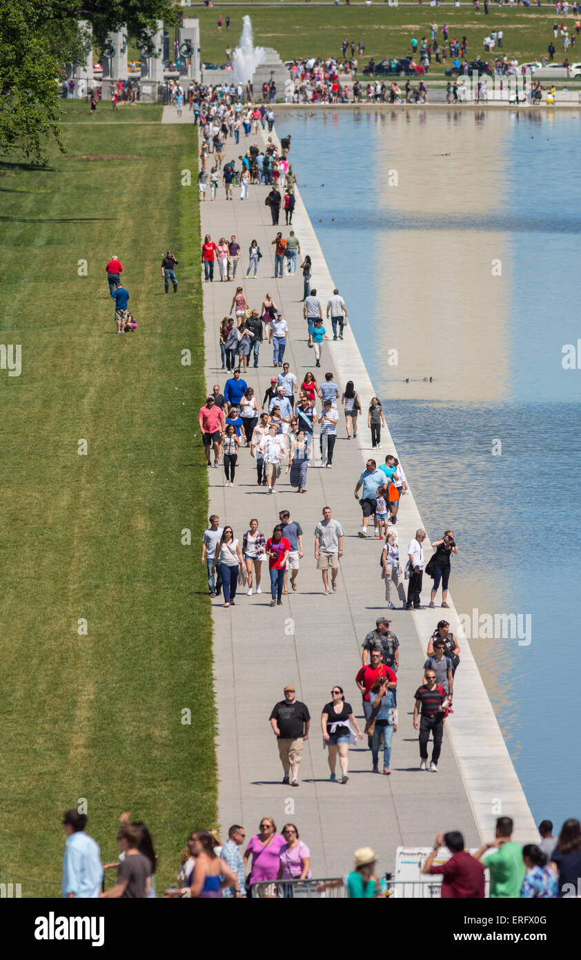 WASHINGTON, DC, Stati Uniti d'America - persone a piedi lungo stagno riflettente sul National Mall. Foto Stock