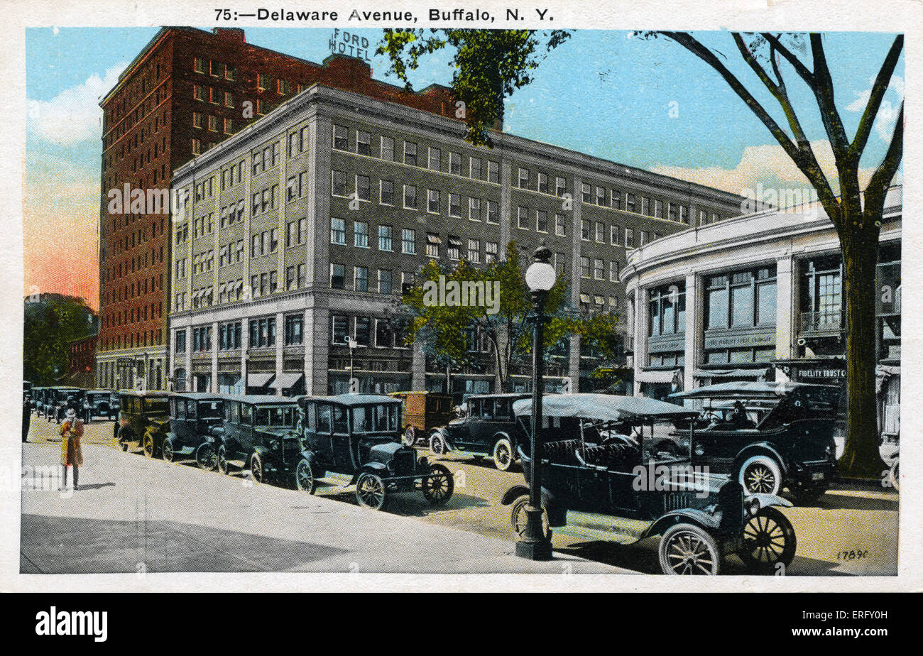 Buffalo NY, Delaware Avenue. Cartolina con le prime vetture parcheggiate accanto ai marciapiedi. Foto Stock