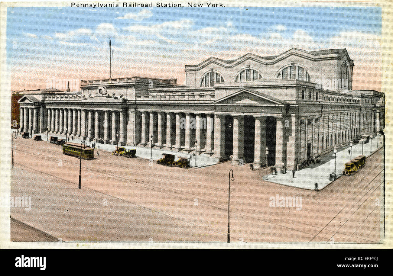 Pennsylvania Railroad Station, New York. La Penn Station. Cartolina con le prime vetture parcheggiate fuori la stazione ferroviaria. Il Foto Stock