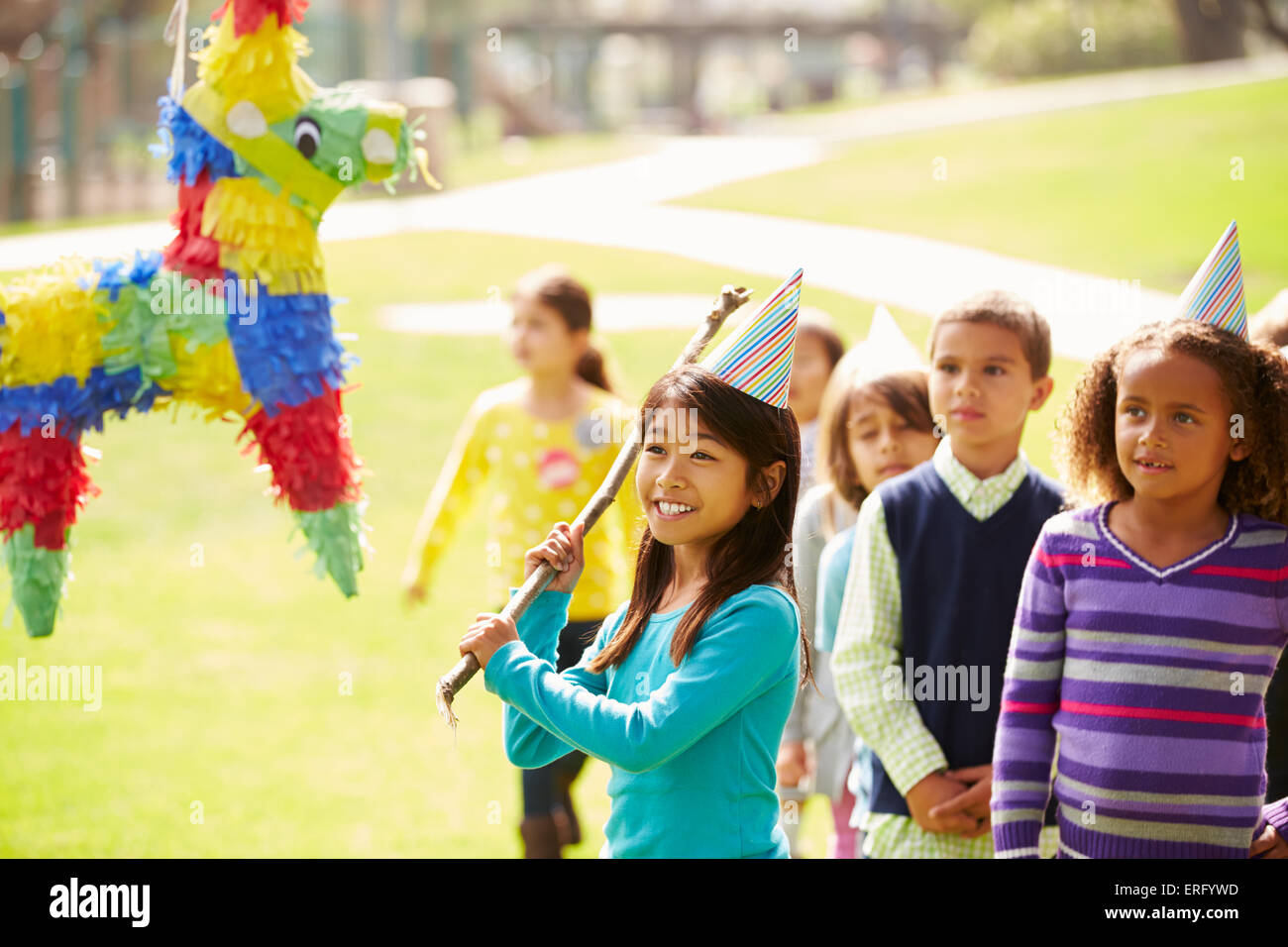 Bambini colpendo Pinata alla festa di compleanno Foto Stock