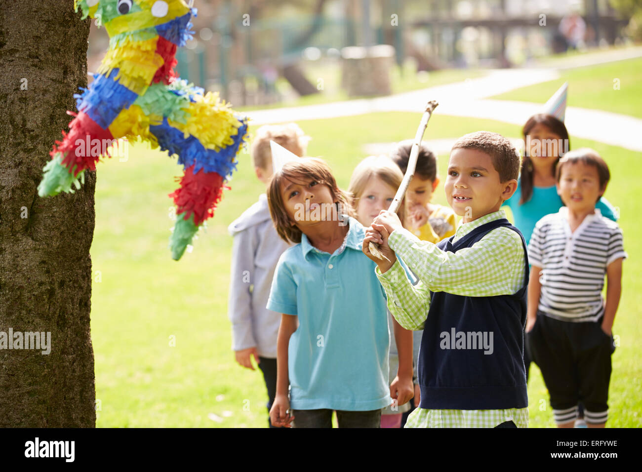 Bambini colpendo Pinata alla festa di compleanno Foto Stock