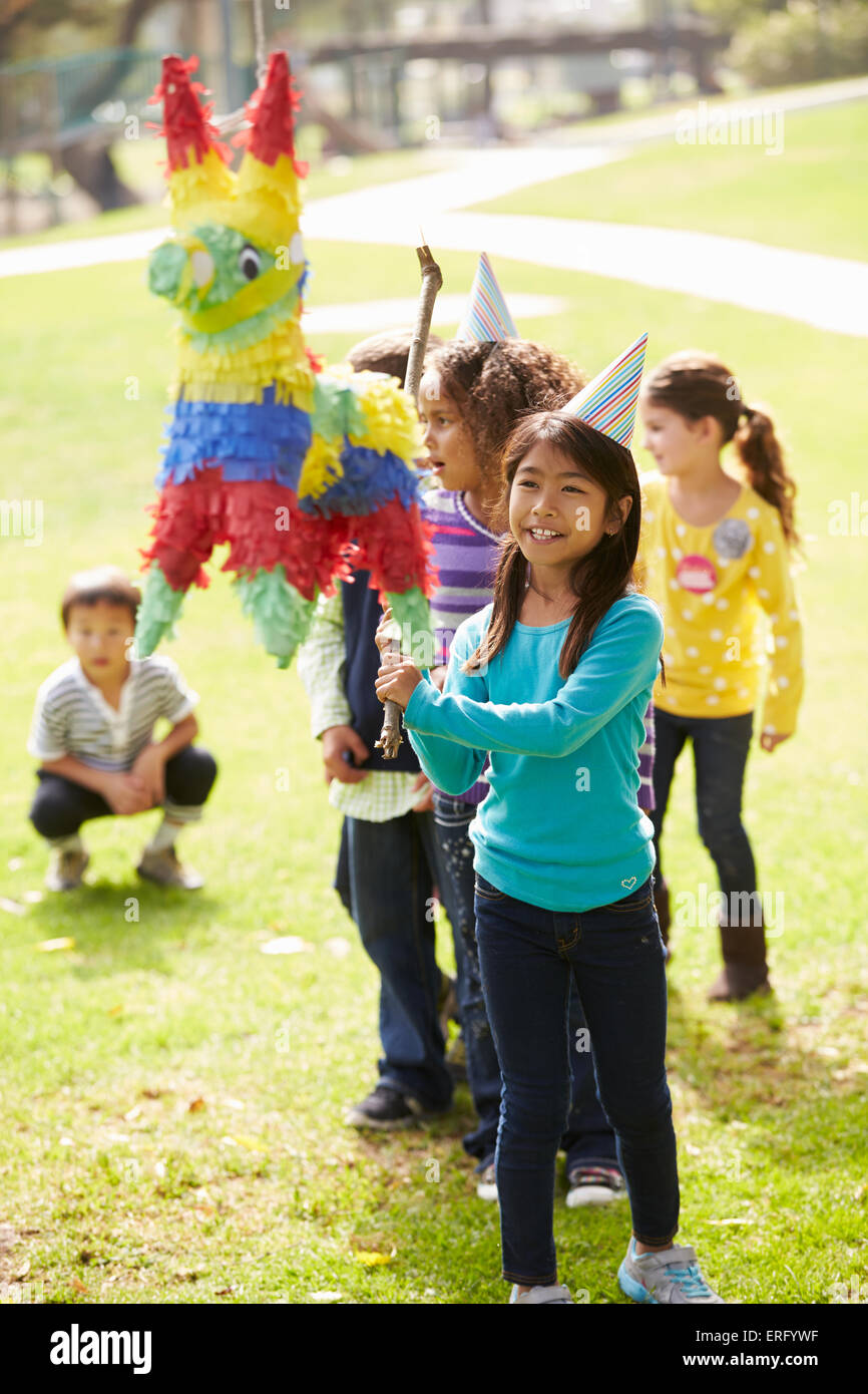 Bambini colpendo Pinata alla festa di compleanno Foto Stock