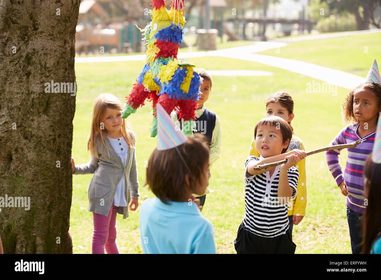 Bambini colpendo Pinata alla festa di compleanno Foto Stock