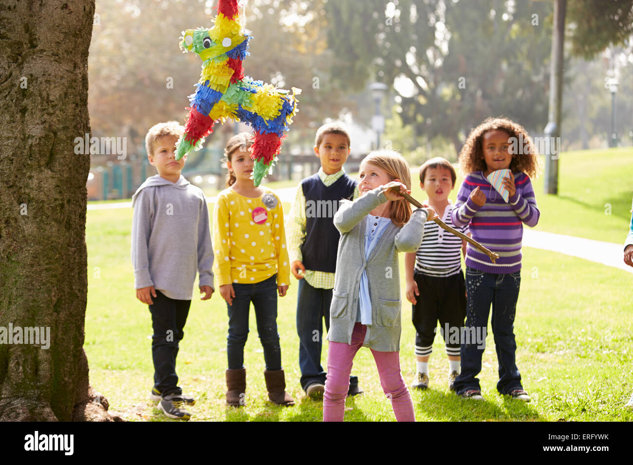 Bambini colpendo Pinata alla festa di compleanno Foto Stock