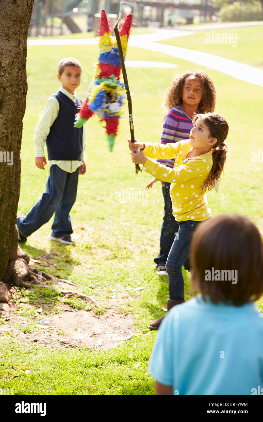 Bambini colpendo Pinata alla festa di compleanno Foto Stock