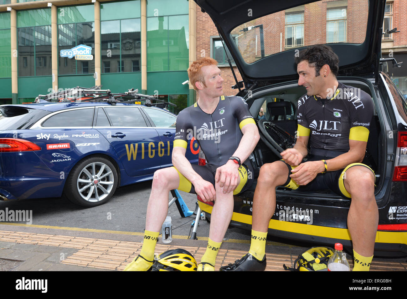 Vincitore di gara Kristian House (r) e il compagno di squadra ed Clancy dopo la gara di latte a Nottingham, Regno Unito il 24 maggio 2015. Foto Stock