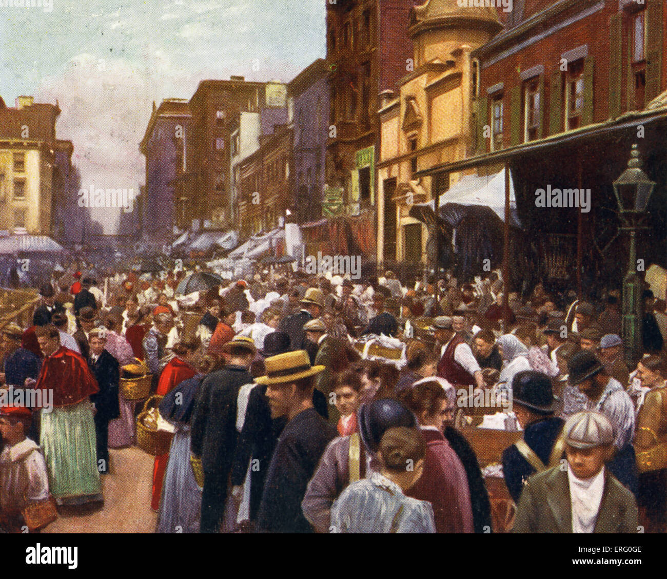 Lower East Side di New York, 1890S con passanti di passeggiare lungo le strade accanto alle bancarelle del mercato. La didascalia recita: Foto Stock