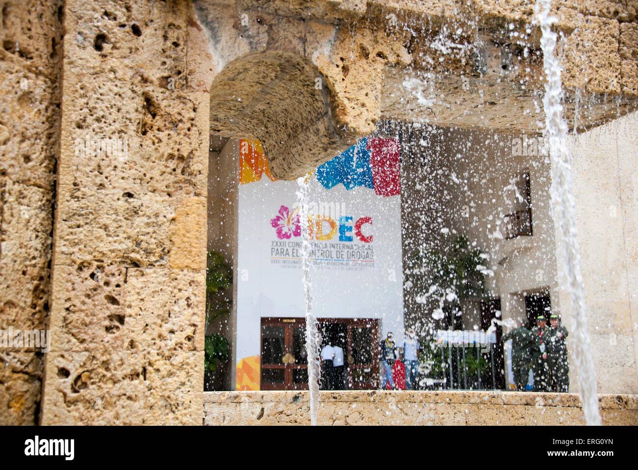Cartagena, Colombia. 2 Giugno, 2015. La gente a piedi nella parte anteriore di Cartagena Convention Centre dove la 32th International Drug Enforcement Conference (IDEC) avviene nella città di Cartagena, Colombia, il 2 giugno 2015. La conferenza si svolgerà da giugno 2-4. © NOTIMEX/Xinhua/Alamy Live News Foto Stock