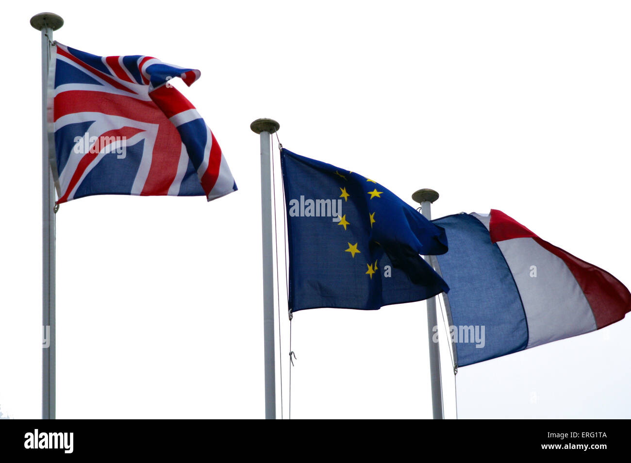 Britannico, francese e la bandiera dell'Europa bandiere nel vento in una riga Foto Stock