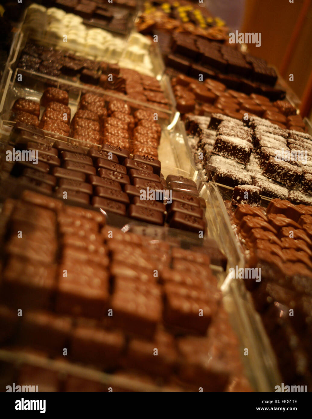 Selezione di cioccolatini in corrispondenza di un francese di la fabbrica di cioccolato, Chocolaterie de Beussent Lachelle, Francia. Foto Stock