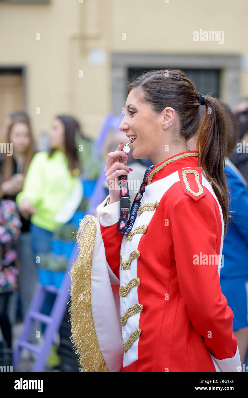 Monte Porzio, Italia - 19 Aprile 2015: Majorettes mostra durante un villaggio di festa a Monte Porzio vicino a Roma, Italia Foto Stock