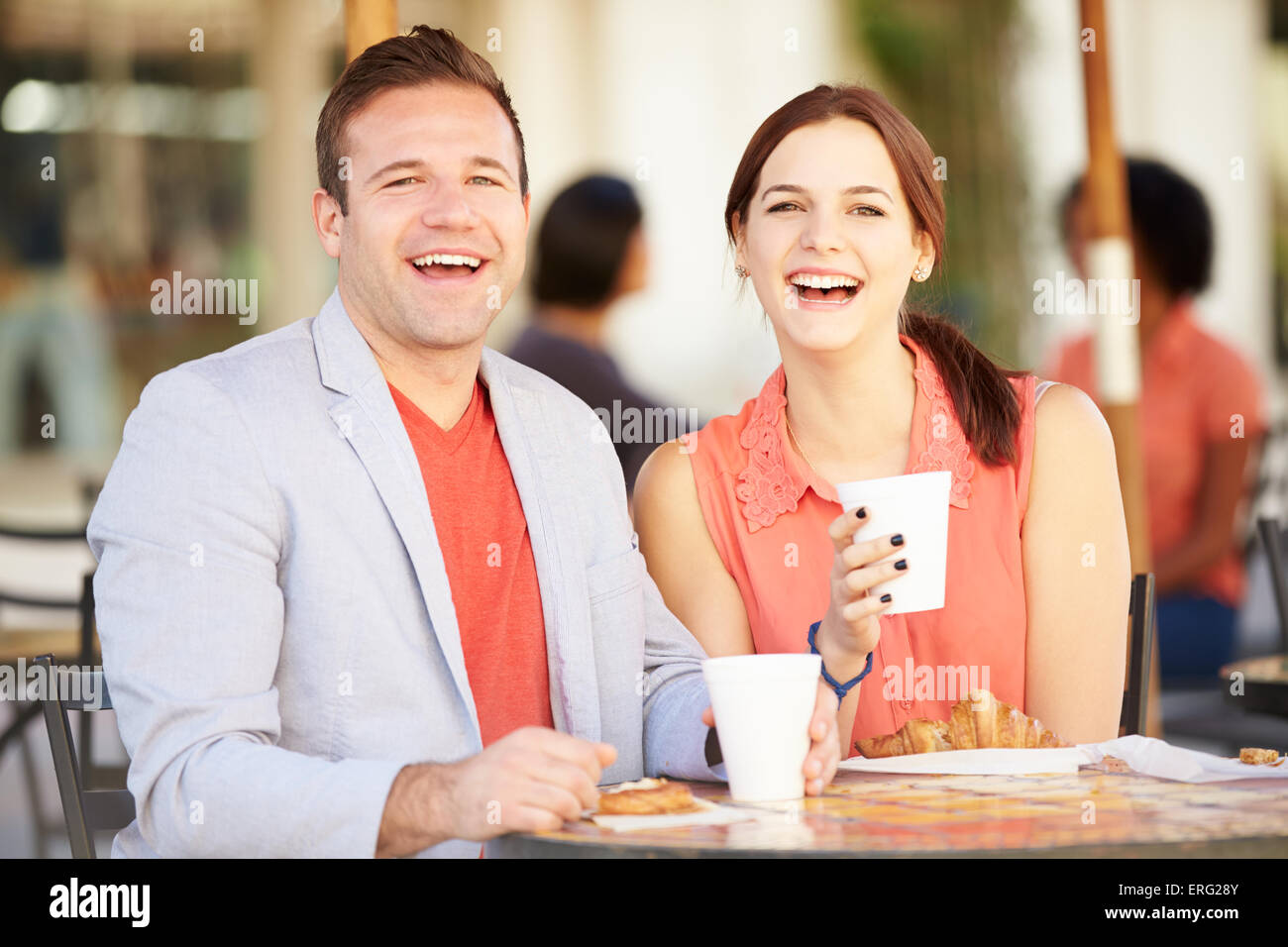 Giovane gustando uno snack in CafÅ½ Foto Stock
