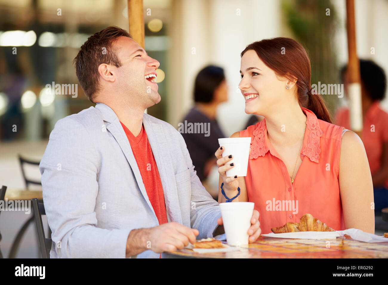 Giovane gustando uno snack in CafÅ½ Foto Stock