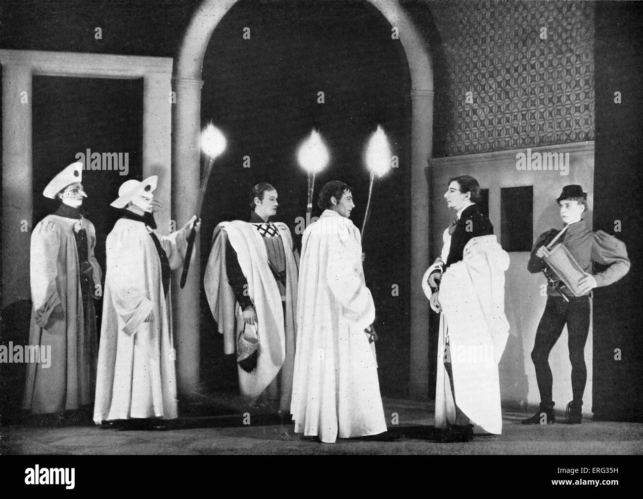 Laurence Olivier come Romeo, Glen Byam Shaw come Benvolio e John Gielgud come Mercutio, in John Gielgud 's produzione di Shakespeare 's "Romeo e Giulietta" presso il Teatro Nuovo, Londra, 1935. Processione aux flambeaux. Laurence Olivier, attore inglese, direttore e produttore, 22 maggio 1907 - 11 luglio 1989. John Gielgud, British attore, direttore e produttore, 14 Aprile 1904 - 21 maggio 2000. Foto Stock