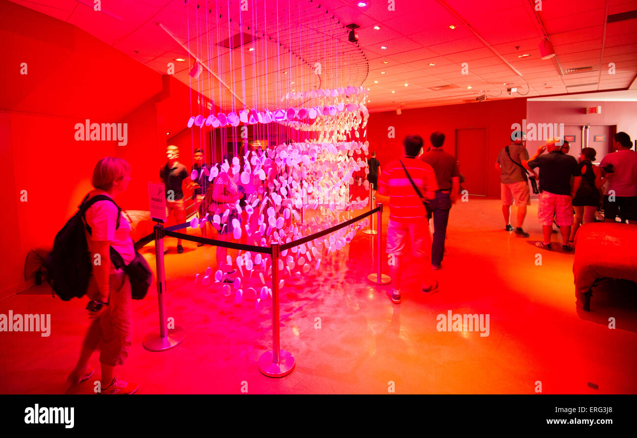 Divertimento per tutta la famiglia a Montreal, Quebec, Canada. Museo della biosfera. I turisti a piedi attorno a. Foto Stock