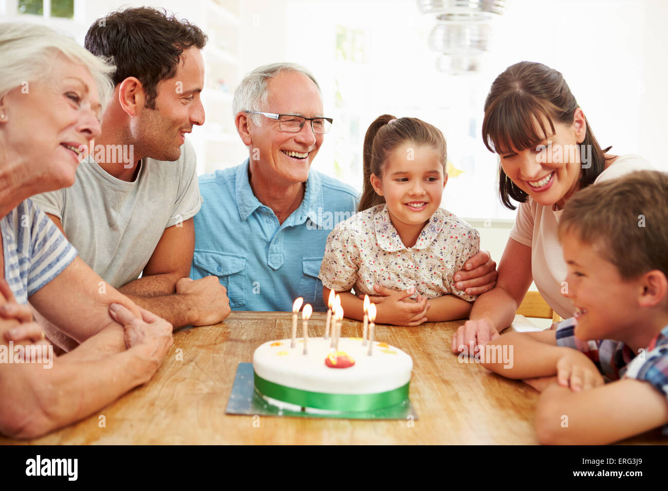 Multi generazione Famiglia figlio festeggia il compleanno Foto Stock