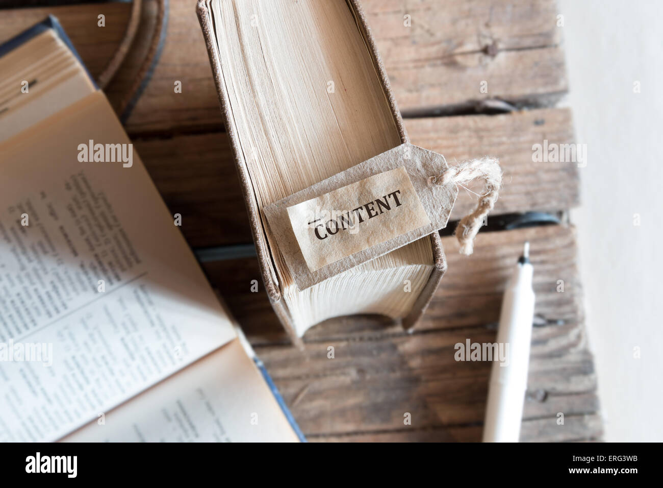 Il contenuto di parole, due libri e con la penna sul tavolo. Foto Stock