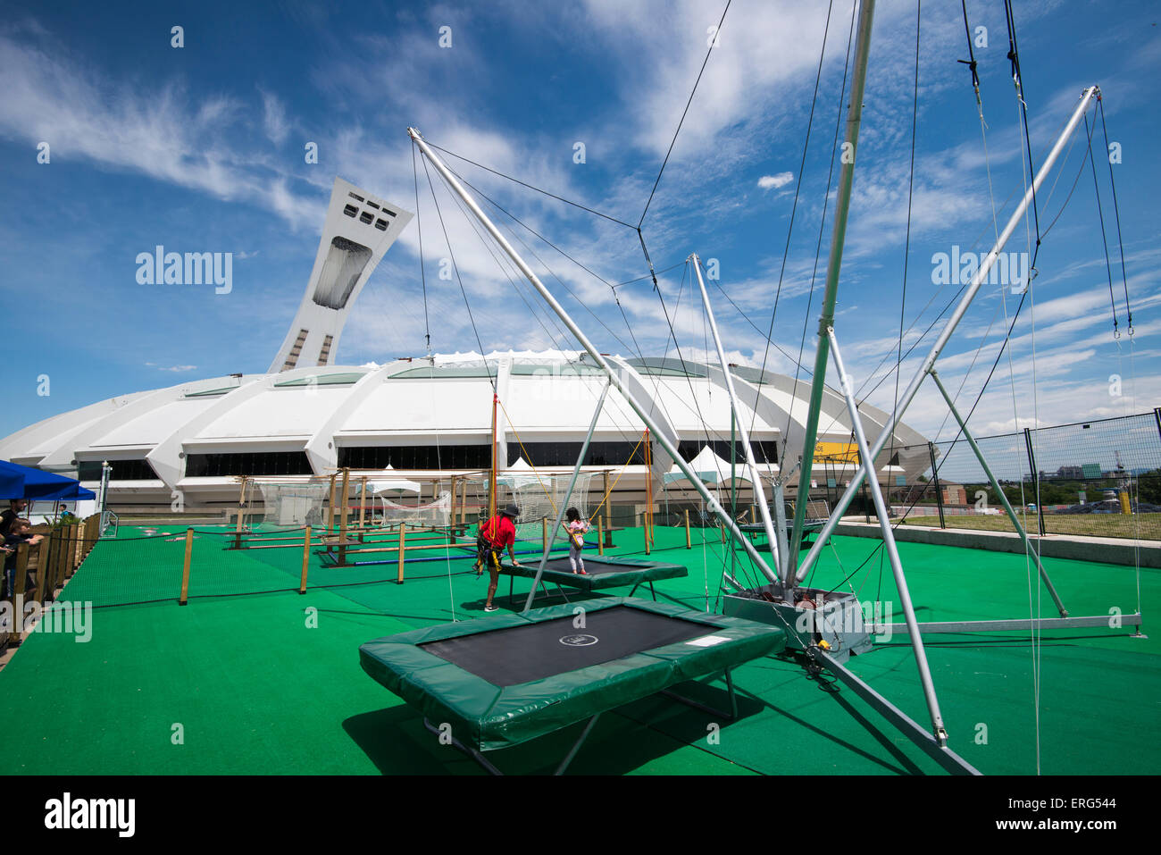 Divertimento per tutta la famiglia a Montreal, Quebec, Canada. Exalto Olympic Park. Ragazza sul trampolino. Foto Stock