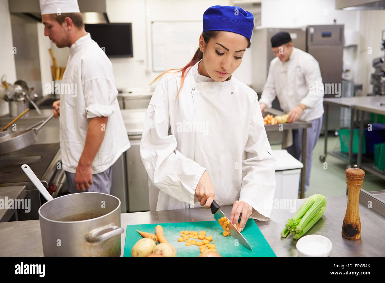 La formazione degli studenti di lavorare nel settore della ristorazione Foto Stock