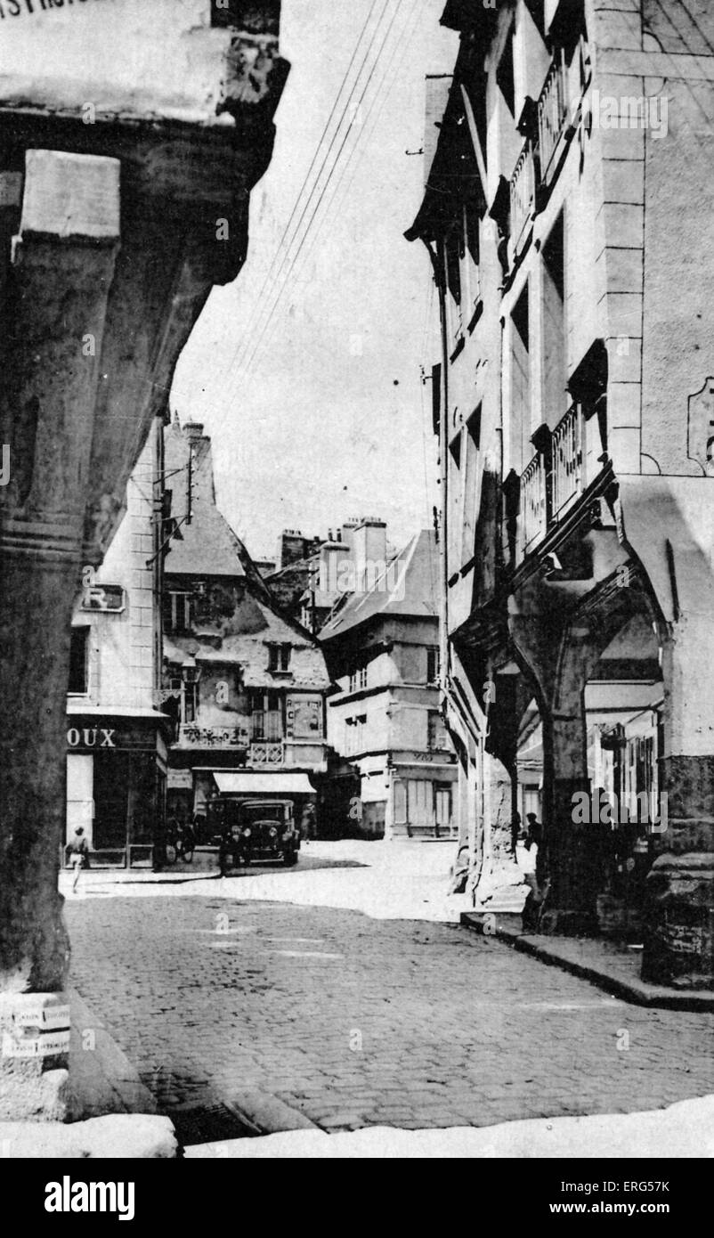 Dinan, Francia: pittoresca Rue de l'Apport. Borgo medievale sulla cima di una collina con molti vecchi edifici atmosferica tornando a Foto Stock