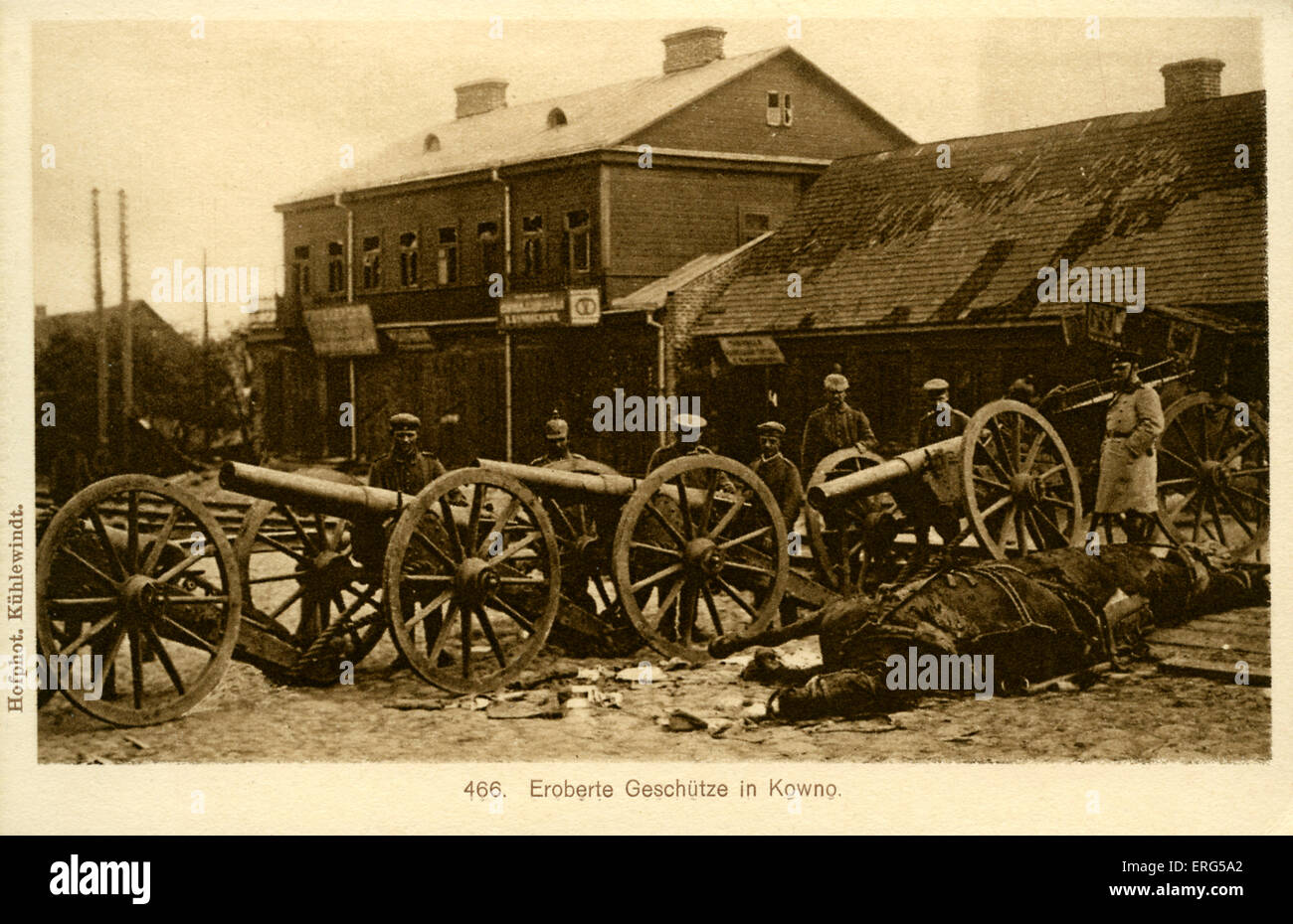 Fronte orientale città sotto I Guerra Mondiale occupazione tedesca.Preso dalla fotografia, mostra cannonry russo catturato dalle forze armate tedesche Foto Stock