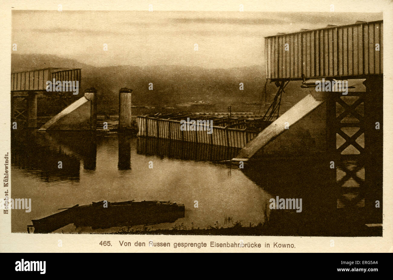 Fronte orientale città sotto I Guerra Mondiale occupazione tedesca. Preso dalla fotografia, mostra il ponte ferroviario soffiati da forze russe Foto Stock