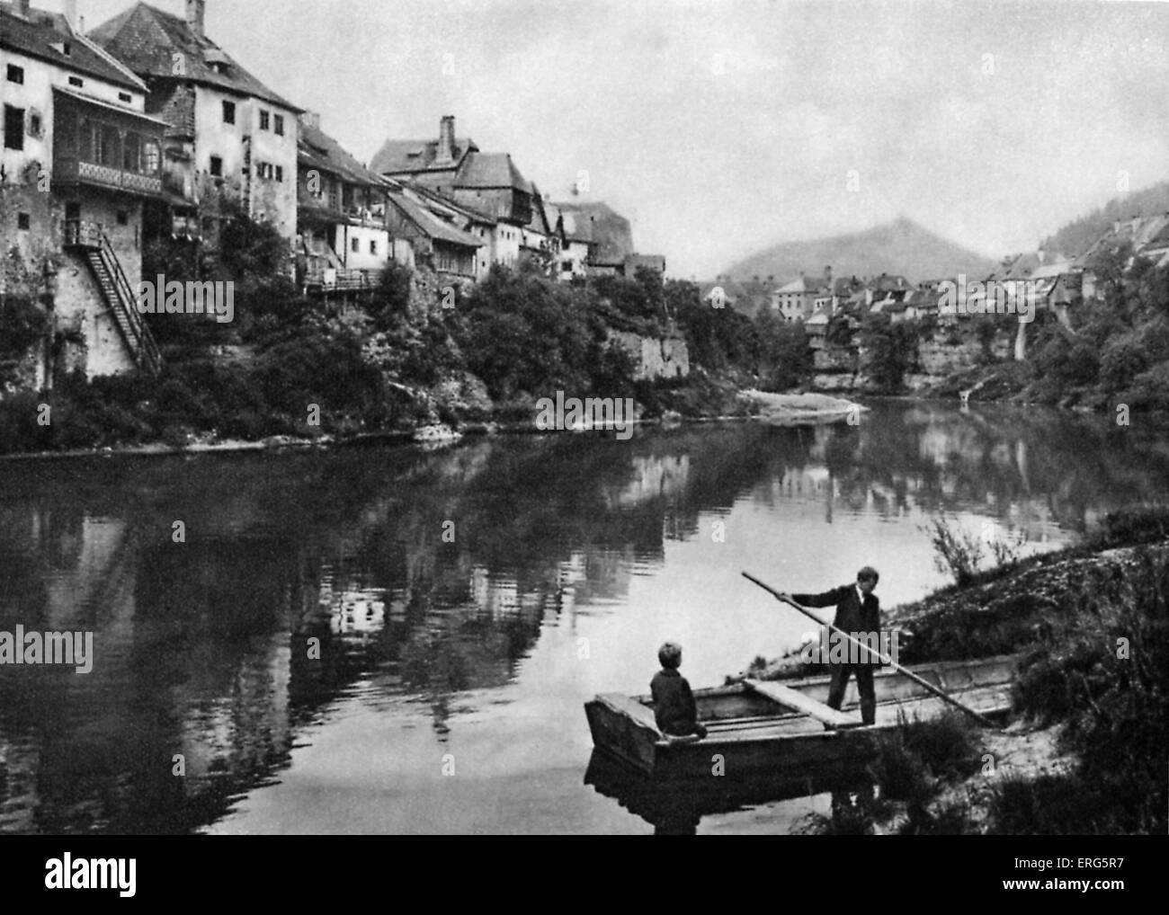 Waidhofen an der Ybbs, Austria. 1920s. Ragazzi punting. (Austria inferiore). Foto Stock