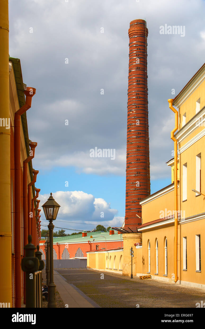 Vecchia fabbrica di mattoni camino nella città Foto Stock