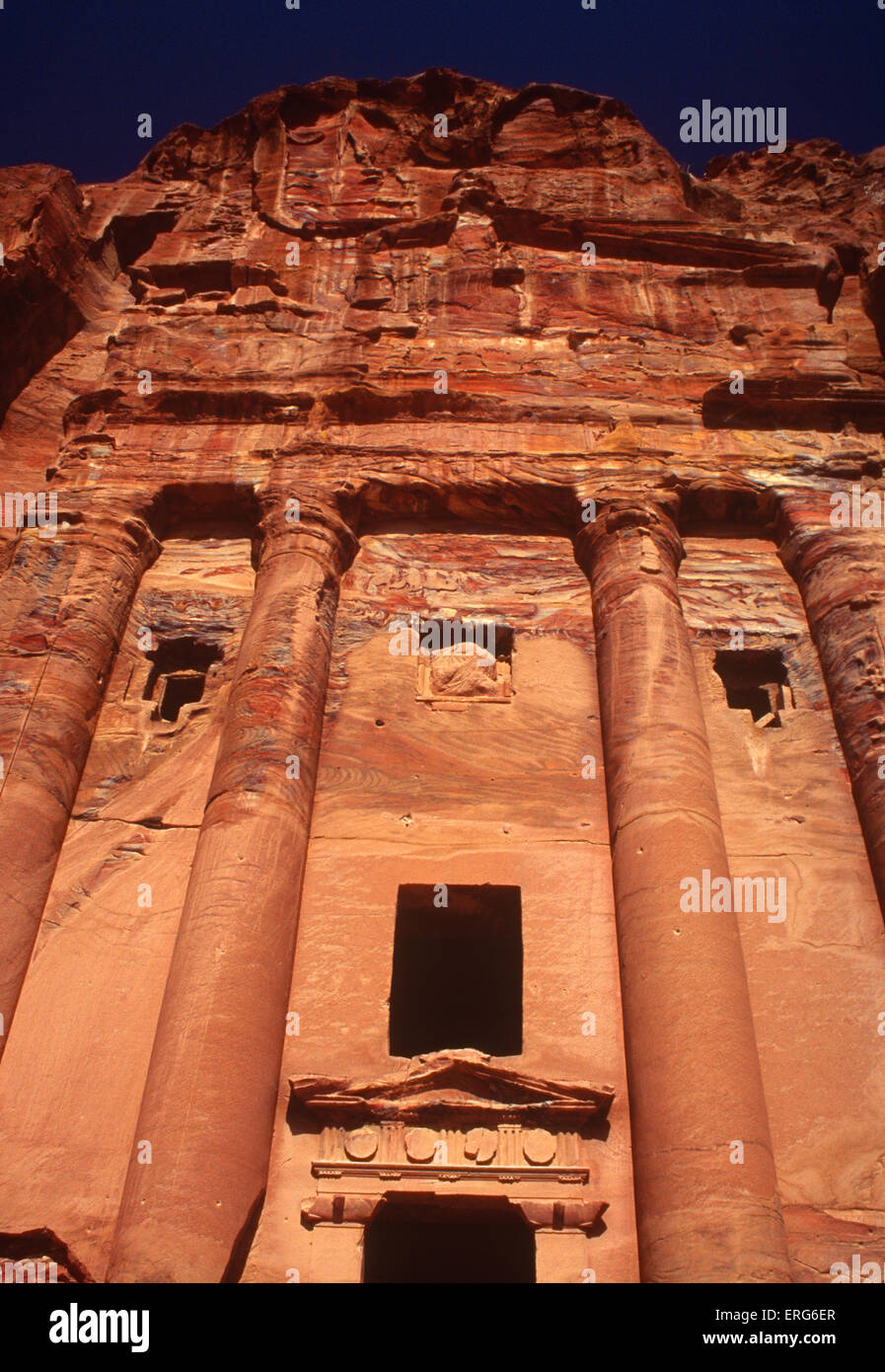 Vista esterna dell'Urna tomba in Petra, Giordania Foto Stock