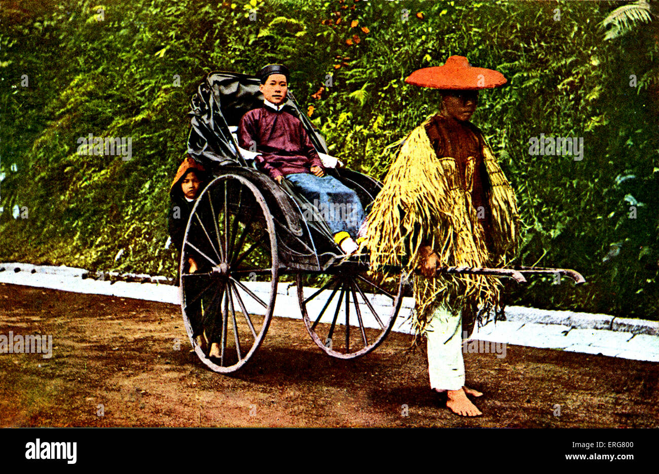 In rickshaw cinese - primi 1900s. Probabilmente a Hong Kong. Foto Stock