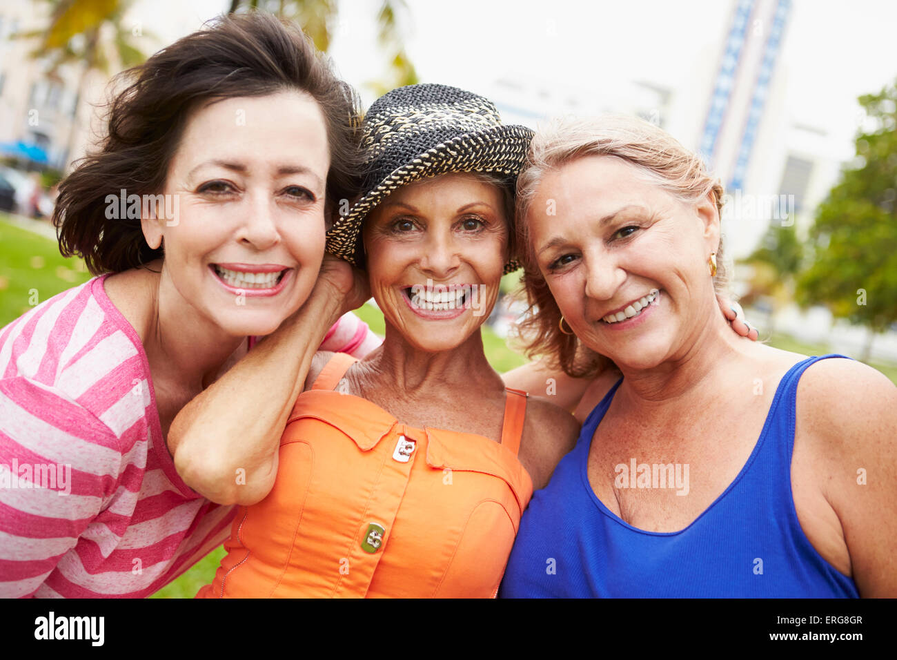 Ritratto di tre alti amici di sesso femminile in posizione di parcheggio Foto Stock