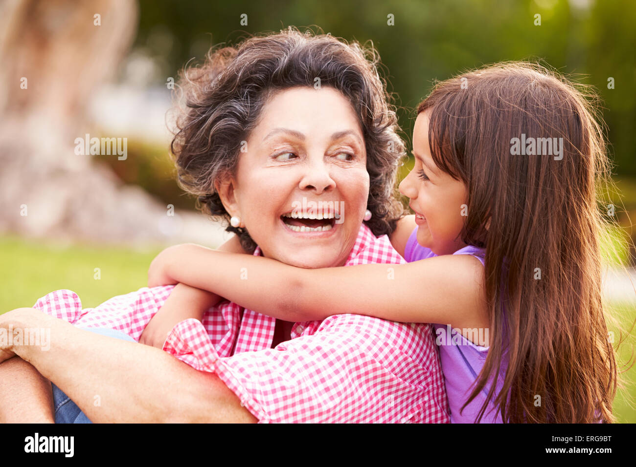 Nonna e nipote in seduta Park insieme Foto Stock