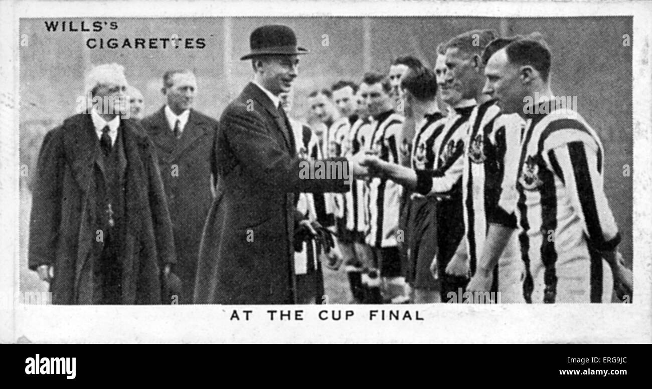 King George VI (allora Duca di York) a F.A. Per la finale di coppa a Wembley, agitando mani con Aston Villa e Newcastle United giocatori, 26 aprile 1924. Da incoronazione commemorative album, 1937. Foto Stock