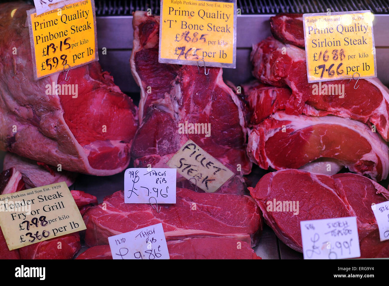 Rosso bistecche di carne per la vendita in un mercato. Foto Stock