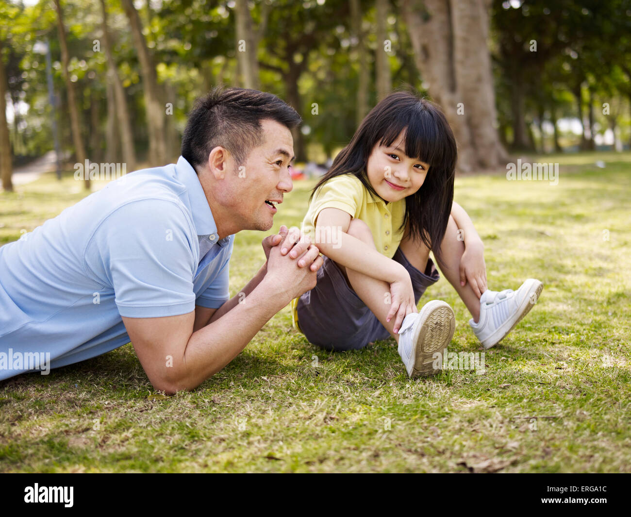 Asian padre e figlia all'aperto Foto Stock