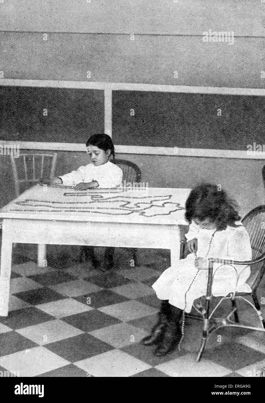 Montessori metodo di insegnamento - inizio del XX secolo. Bambini Le stringhe di conteggio delle perle - uno dei 100 e uno di 1000. Educational Foto Stock
