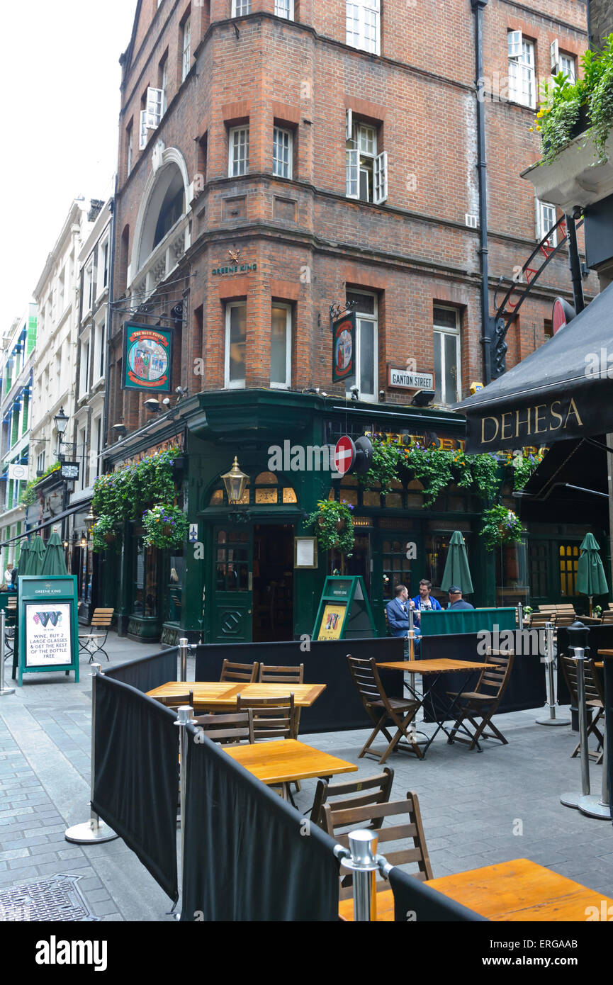 La parte esterna del montante blu pub di Londra, Inghilterra. Foto Stock