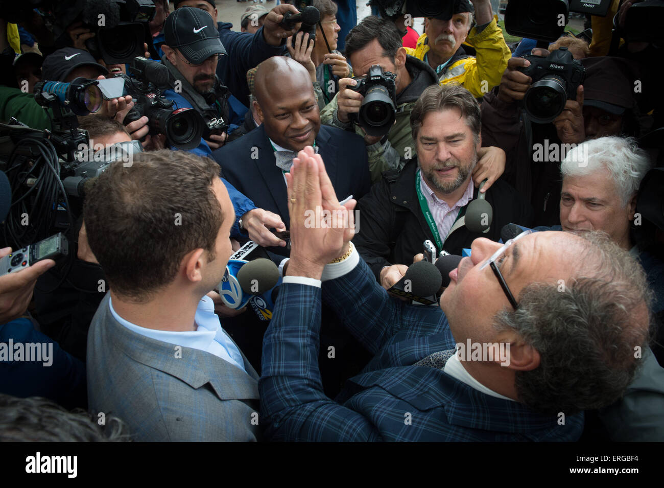 Elmont, New York, Stati Uniti d'America. 2 Giugno, 2015. Proprietario AHMED ZAYAT e suo figlio JUSTIN (sinistra) parlare con i media prima dell'arrivo del 2015 Belmont Stakes speranzoso AMERICAN PHAROAH, addestrati da BOB BAFFERT, questo pomeriggio, martedì 2 giugno 2015. Credito: Bryan Smith/ZUMA filo/Alamy Live News Foto Stock