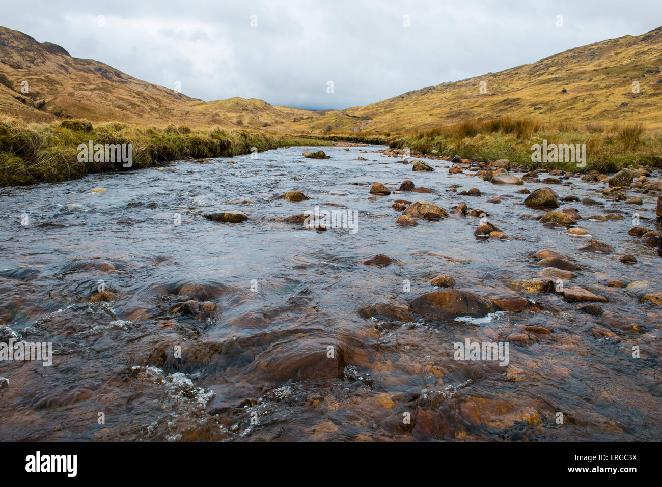 Creek nelle Highlands della Scozia con pioggia nuvole. Foto Stock