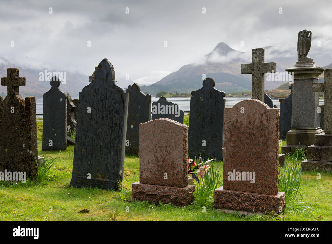 Cimitero Ballachulish con il vecchio, lapidi nero su gras in primavera. Foto Stock