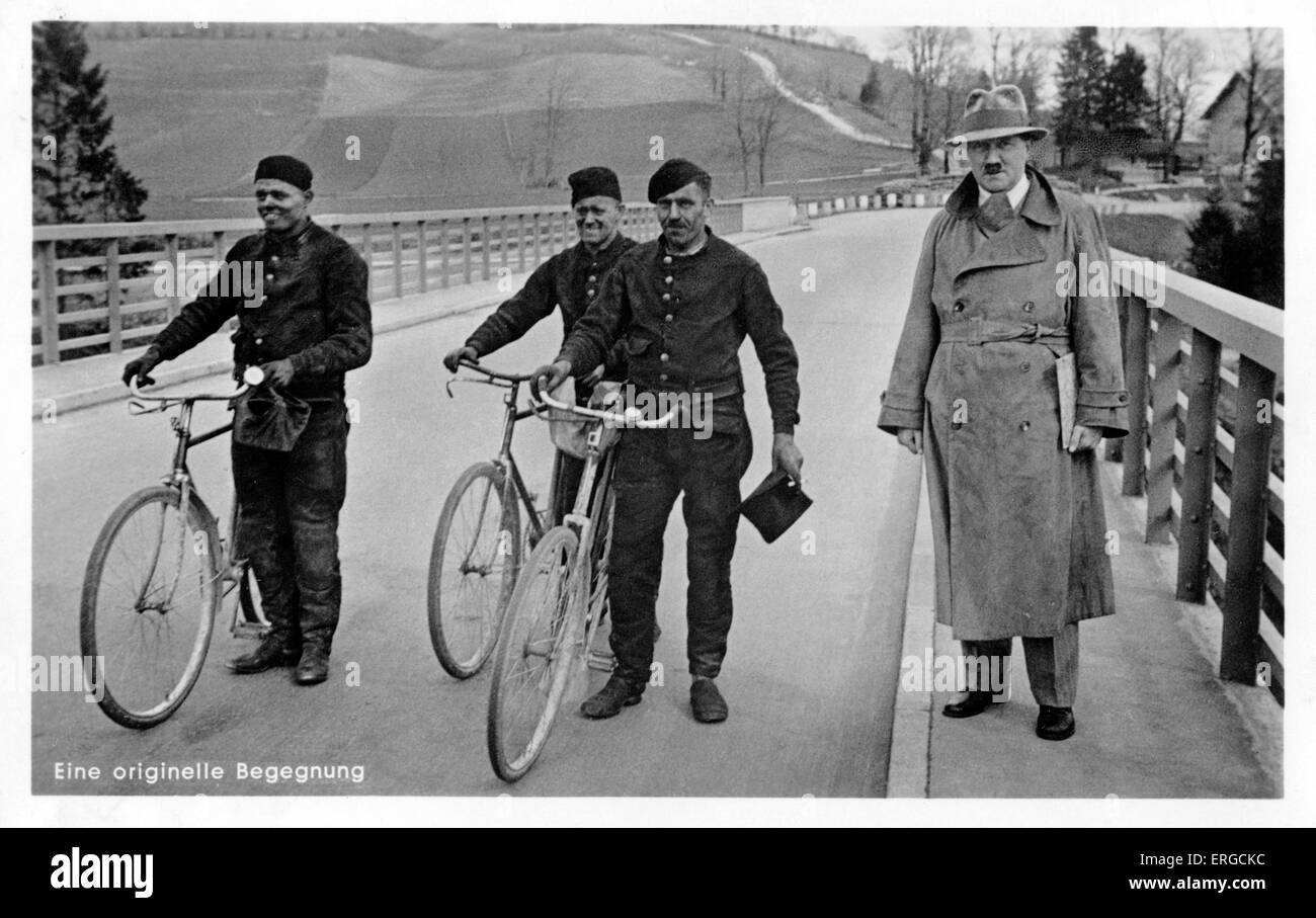 Adolf Hitler con soldati sulle biciclette. Nato in Austria, uomo politico tedesco e il leader della nazionale socialista tedesco dei lavoratori Foto Stock