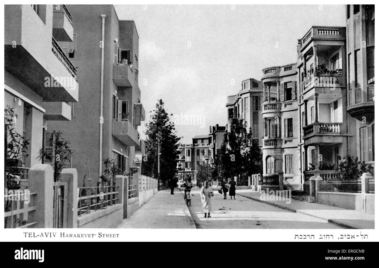 Tel Aviv. Harakevet Street (ferrovia strada) - inizio del XX secolo appartamento residenziale blocchi contrasto con ottomano opposta Foto Stock