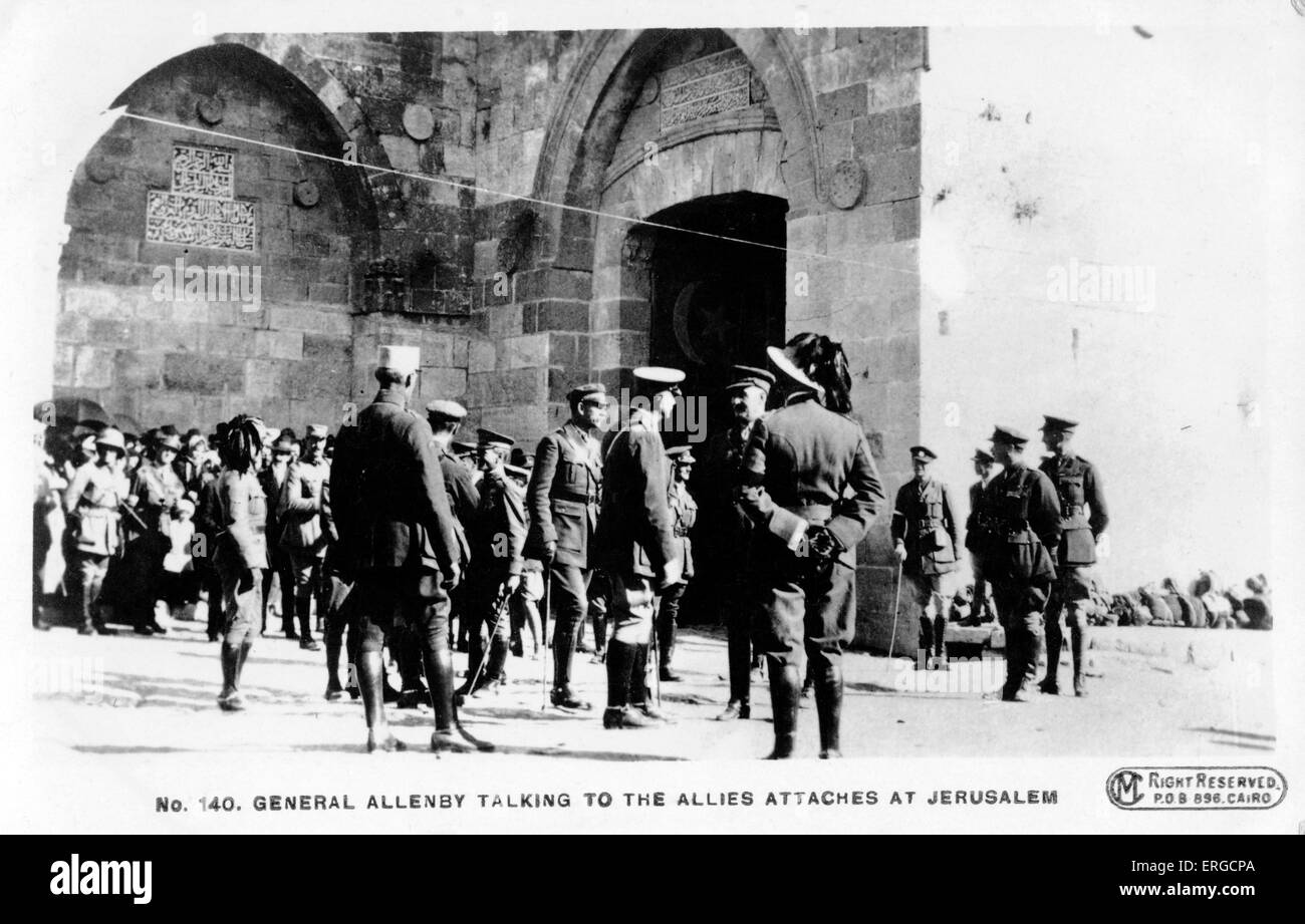 General Allenby a parlare con i funzionari di alleati in ingresso alla città vecchia di Gerusalemme. 1917 La Prima Guerra Mondiale Foto Stock